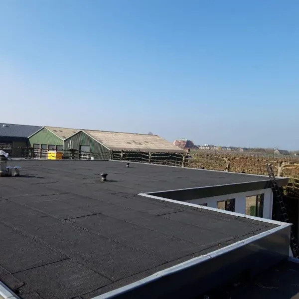 Het nabeeld van dakisolatie op een plat dak