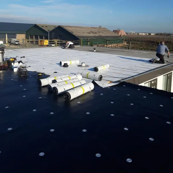 Het beeld van een plat dak voordat er dakisolatie op ligt